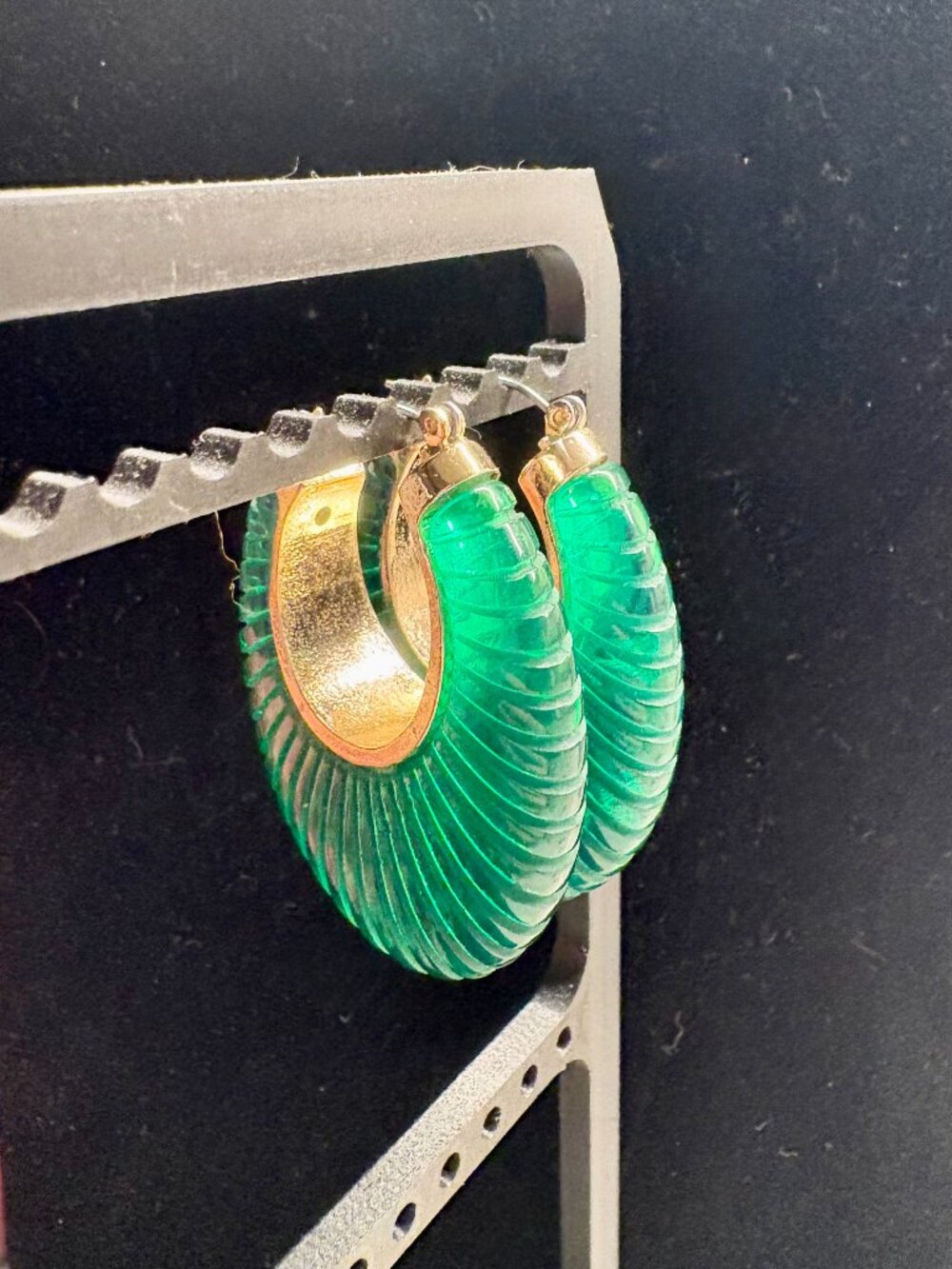 Vintage Carved Hoop Earrings in Emerald Green and Gold - Picture 2 of 3